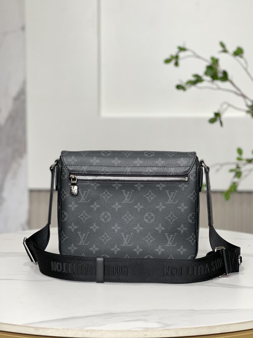 M46255 This District small Messenger bag bag releases its charm through Monogram Eclipse c