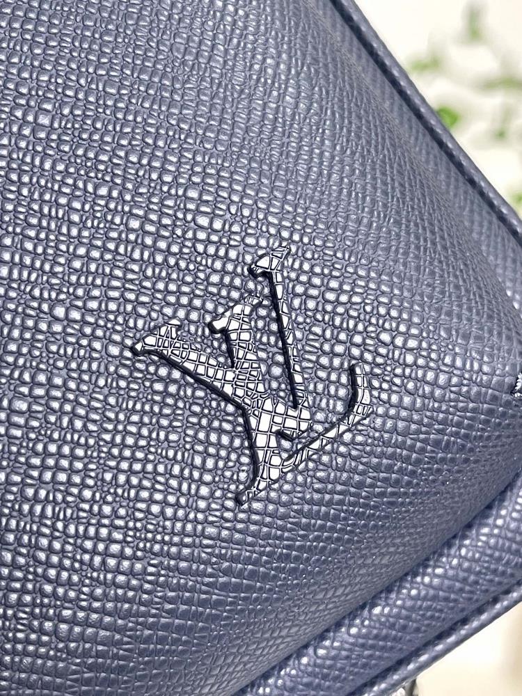 LV is known for its timeless elegance and the M30971  Avenue Shoulder Bag lives up to th