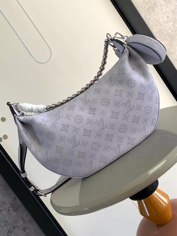 M22822The Baia medium size handbag is made of soft and pendulous perforated cowhide leather and is added to the Mahina series with a comfortable and