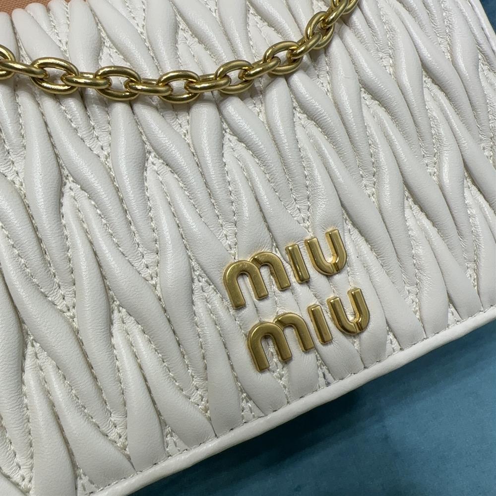 The miumiu familys new stock new soft sheepskin handbag features the classic 5BP065 logo