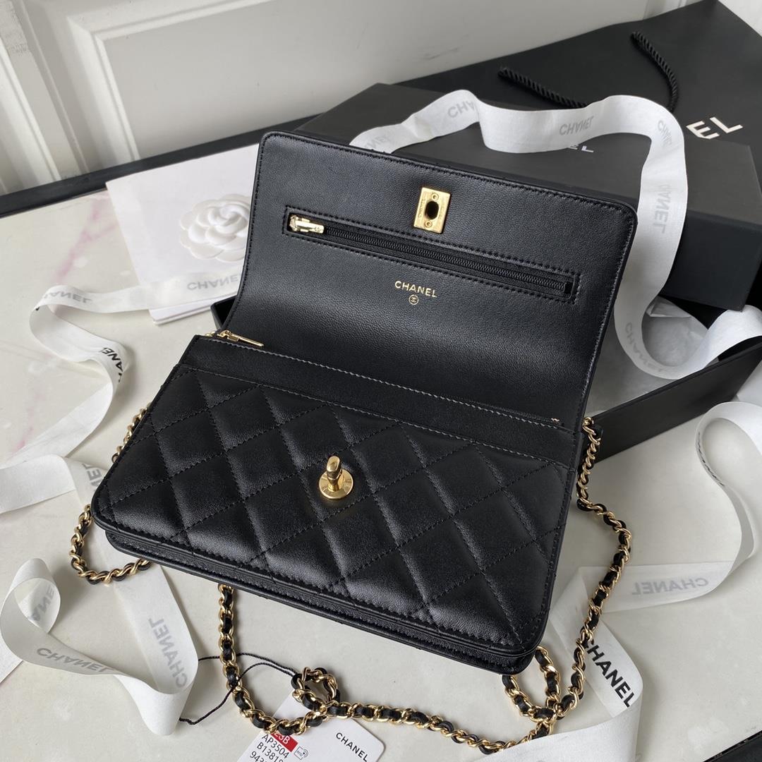 chanel 23B NewPearl Handle AP3504 black At first sight I fell deeply in loveImported lamb