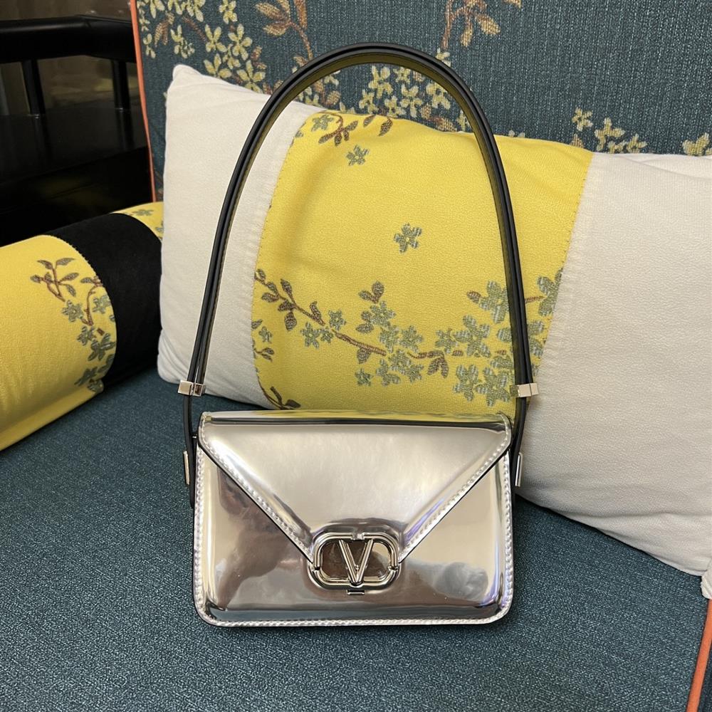 Model 1050S SmallGARAVANI LETTER small calf leather handbag with VLOGO SIGNATURE snap closureEquipped with detachable chain shoulder straps the cross