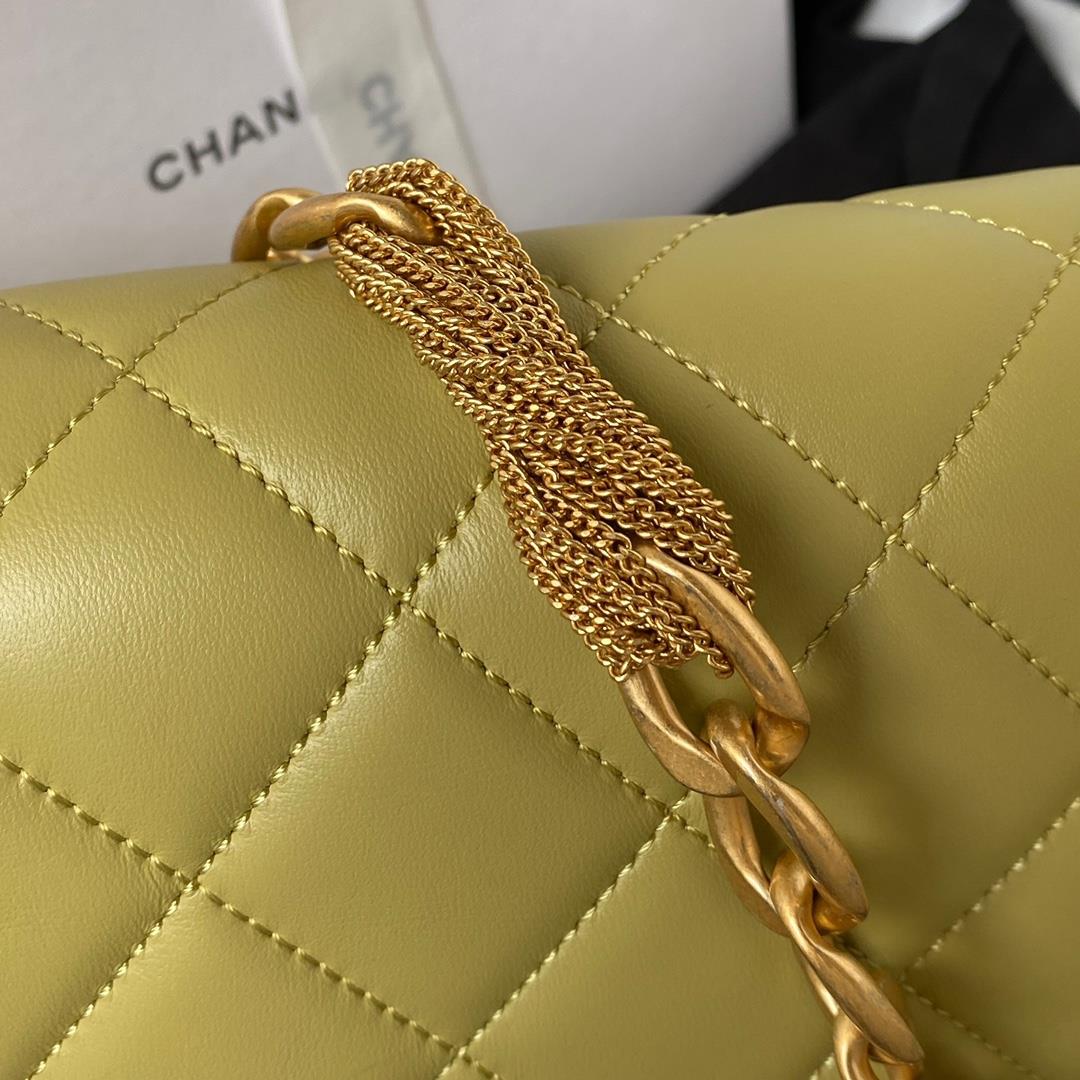 The 23A new AS4231 tassel classic rhombus flap bag is decorated with a bold gold chain to