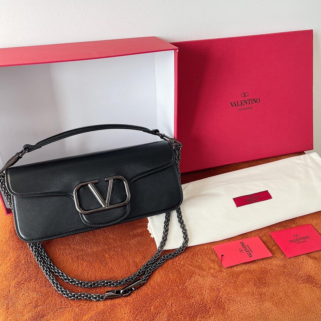 VALENTINO MINI LOC calfskinVLogo SignatureEquipped with detachable handle and detachable sliding cha