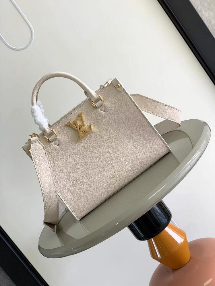 The M22311 full leather square bag series Lock Go handbag M23637 conveys a trendy style with fashionable design and exquisite details Ays yx smooth g