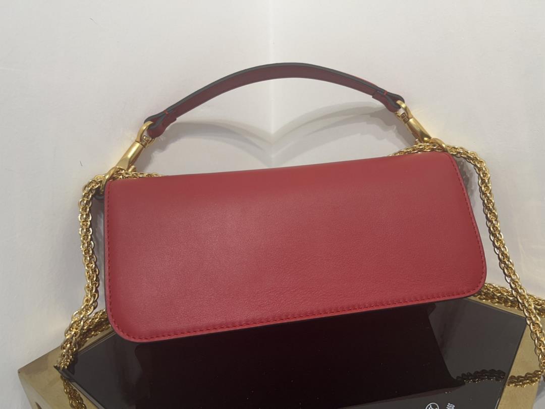 Large new Loc calf leather handbag decorated with metal VLogo SignatureEquipped with detachabl