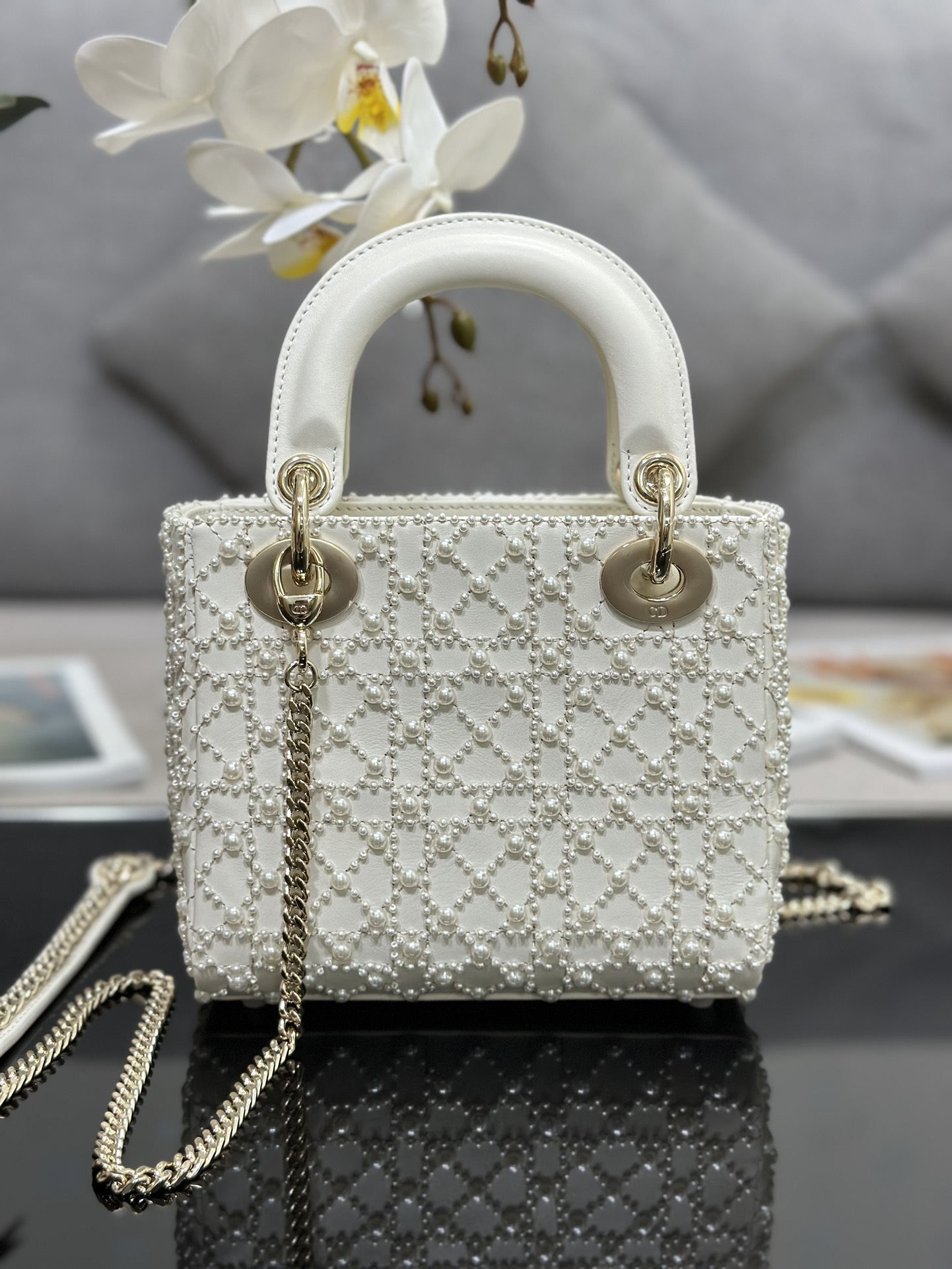 Lady Dior embroidered half a pearl in three squares with imported lamb tendons inside The hand