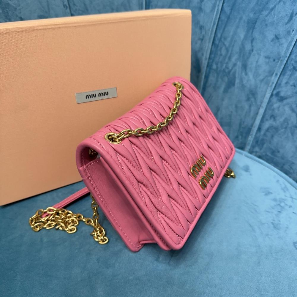 The miumiu familys new stock new soft sheepskin handbag features the classic 5BP065 logo