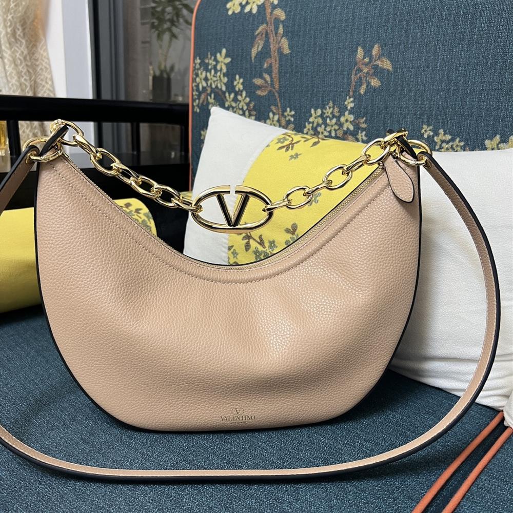 One of my favorite things about the Valentino Bag 2081A is its versatility Whether Im we