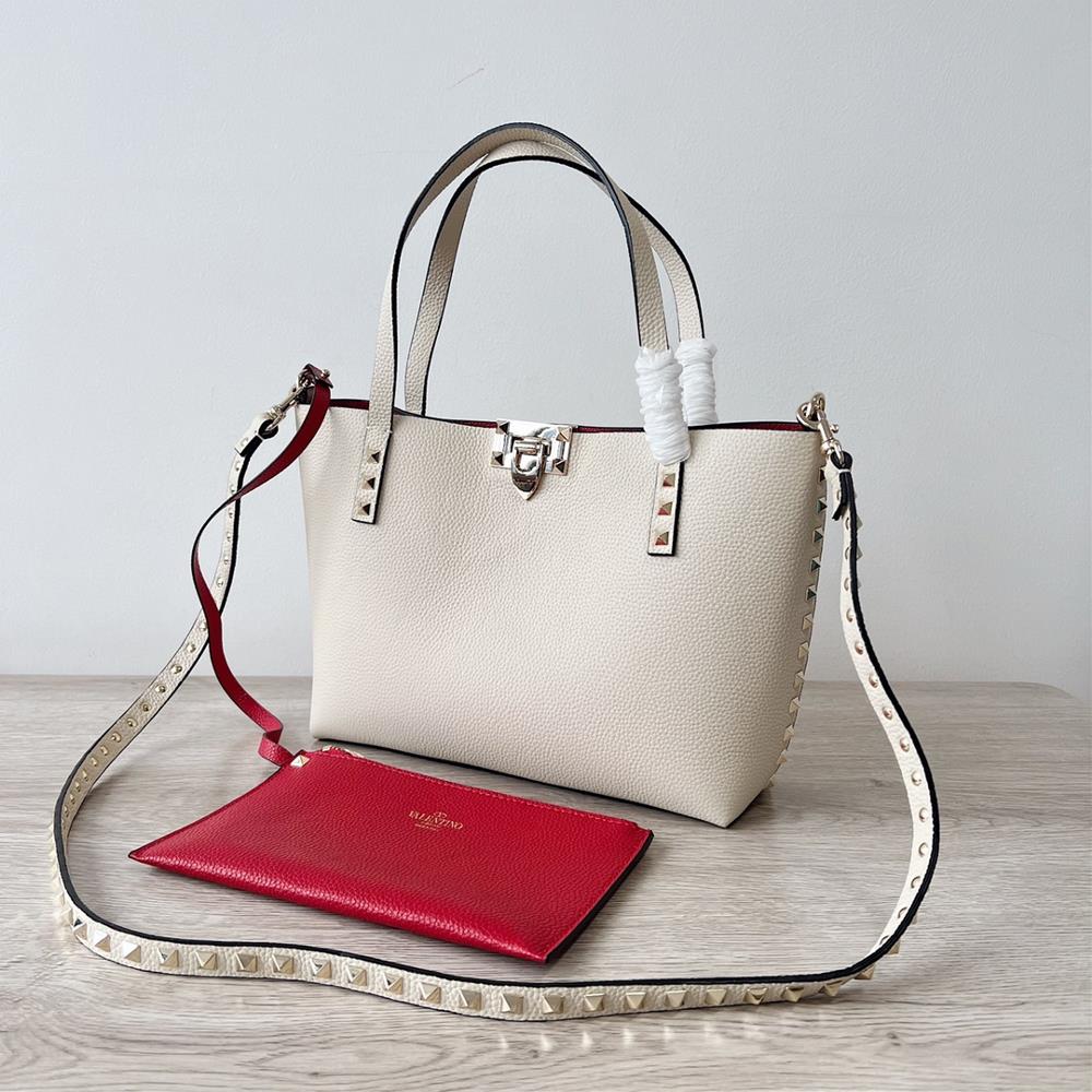 Valentino new doublesided shopping bag made of lychee grain leather paired with a detac