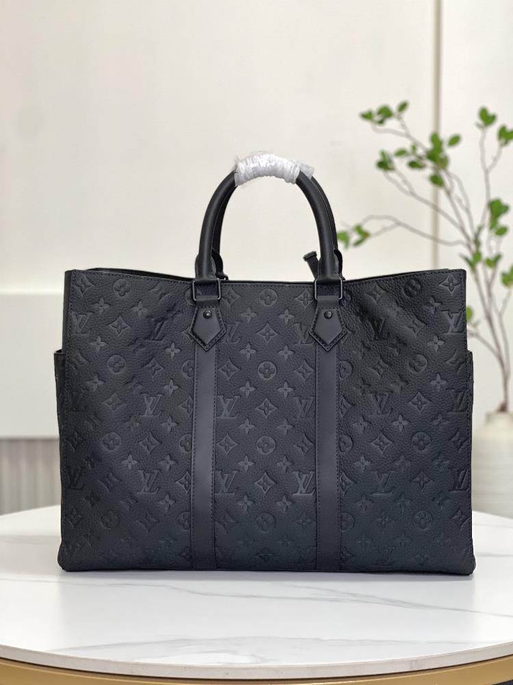 The M21865 Sac Plat 24H handbag is made of Monogram embossed Taurillon leather adding a c