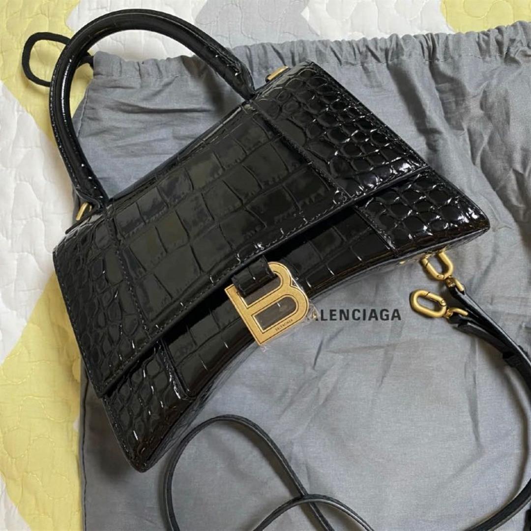 Return XSGolden Crocodile BlackThe hourglass bag that you have asked for N times is LaBalencia