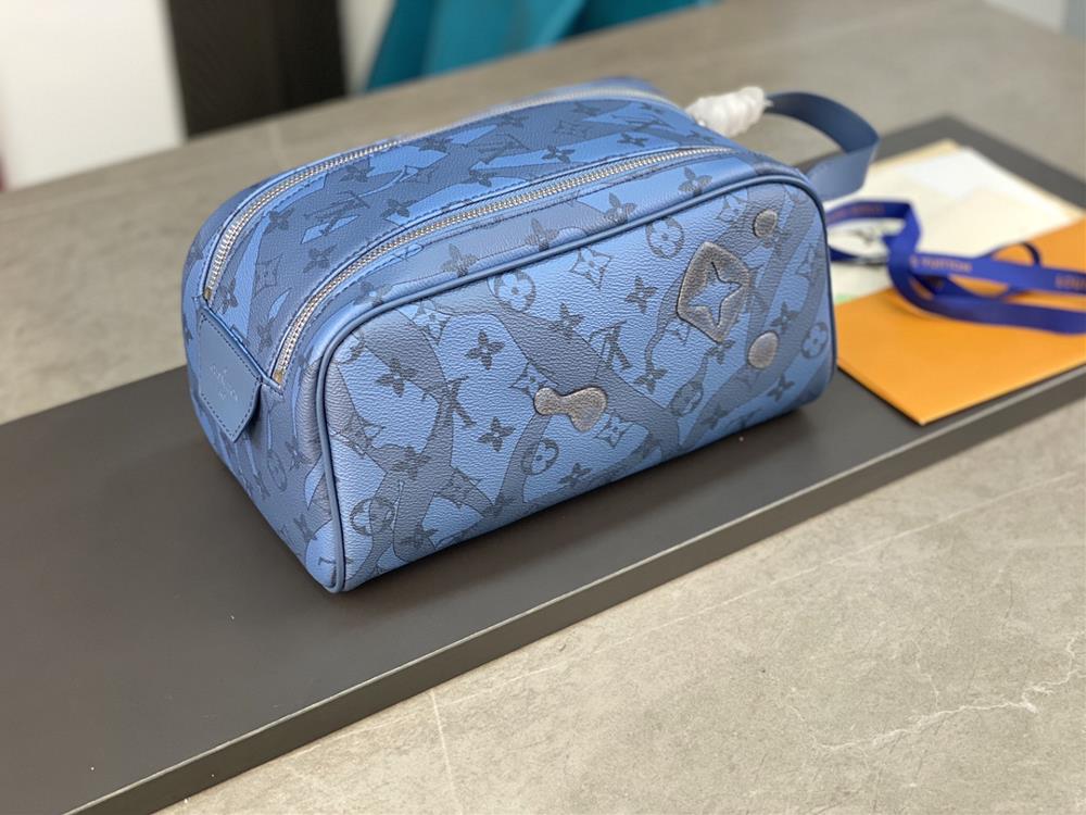 M82337 Drip Glue Blue This Dopp Kit toilet bag is made of Monogram Aquagarden canvas with a threedimensional water droplet effect that reproduces th