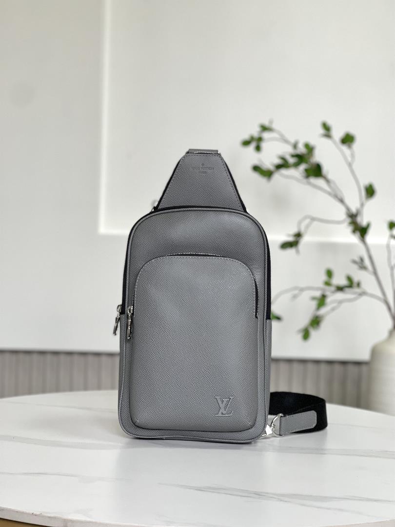 M30863 gray20 x 31 x 7 cmLength x Height x WidthTaga cow leatherCowhide leather trimFabric liningFro