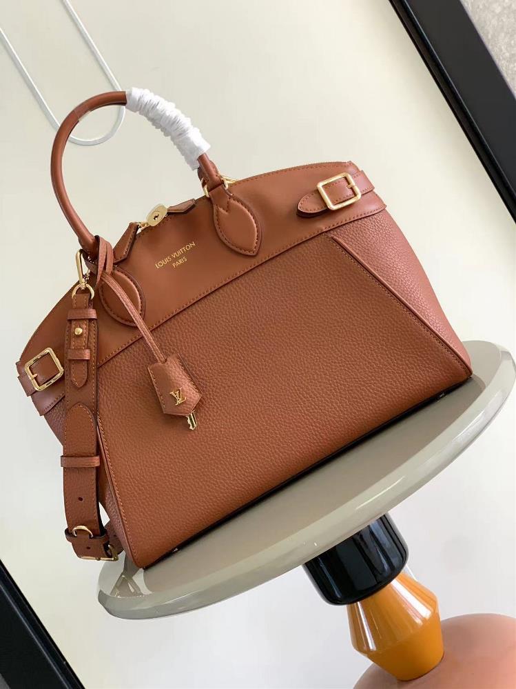 The M22914 M22927 Lock It MM bag is made of exquisite grain Taurillon leather and smooth calf leather paired with golden decorative buckles and hardw