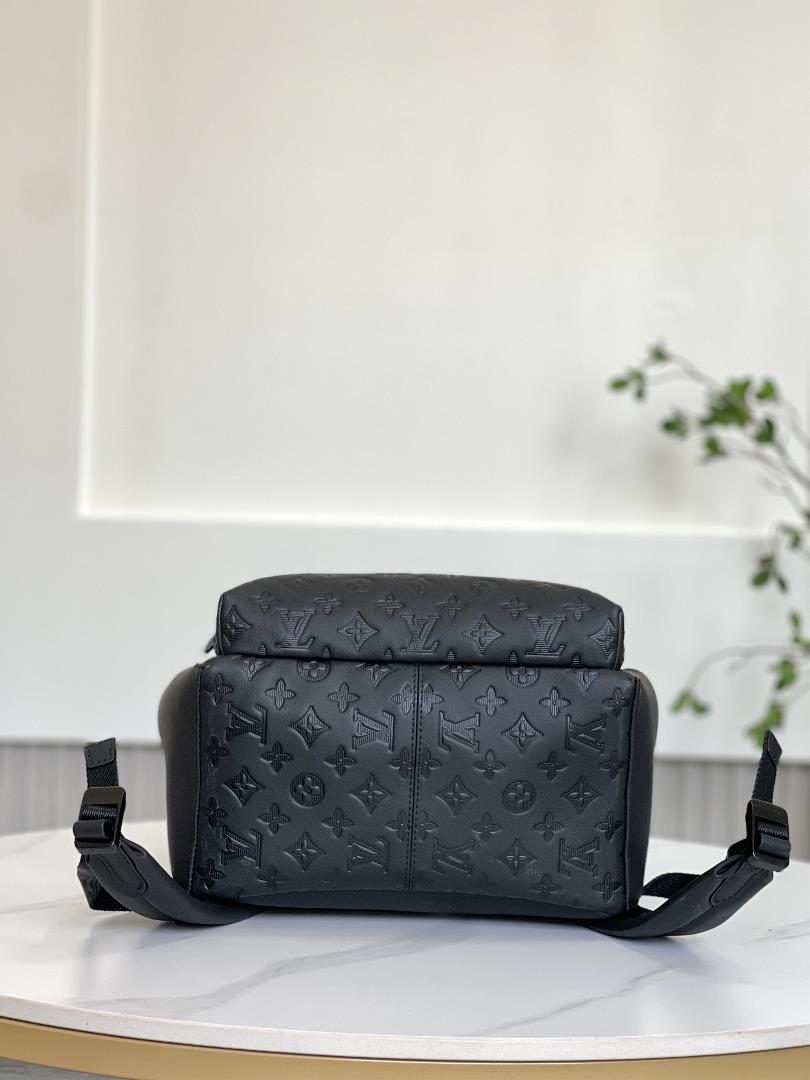 M46553 This Discovery backpack is crafted with Monogram embossed cowhide leather to create a s