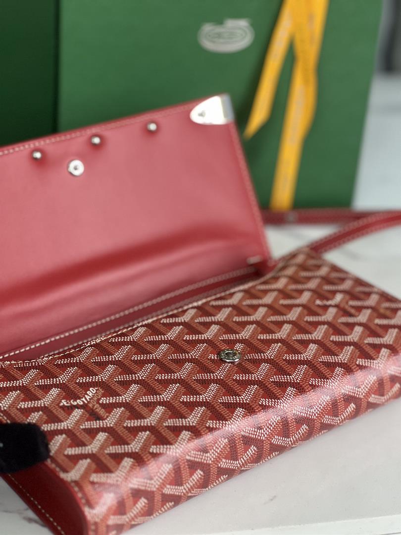 The 520 MonteCarlo Small Handbag is suitable for mobile phones with a maximum size of 165