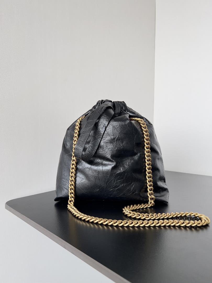 The brand with a brand new size handbag and a small size that attracts the forefront of the tr