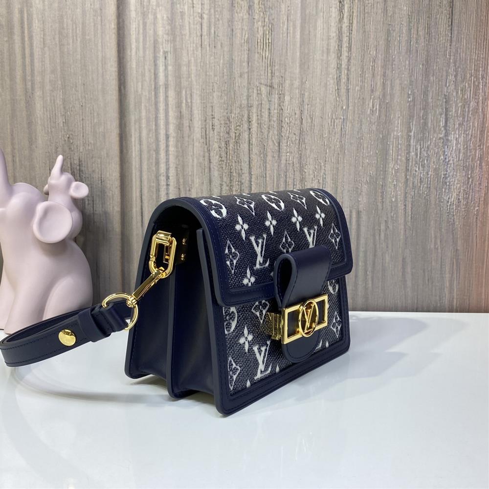 The new Daphne series M22826 blue Dauphine mini handbag is made of Monogram canvas and is