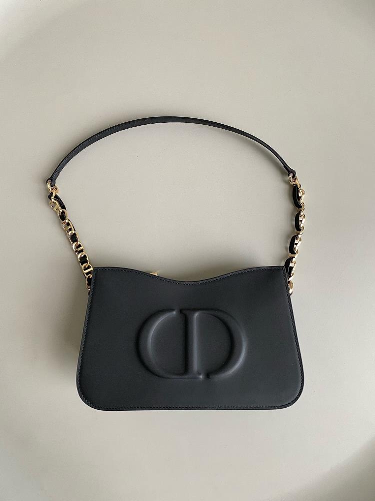 The Dior Hobo Bag8131 is the epitome of timeless elegance and sophistication With its s