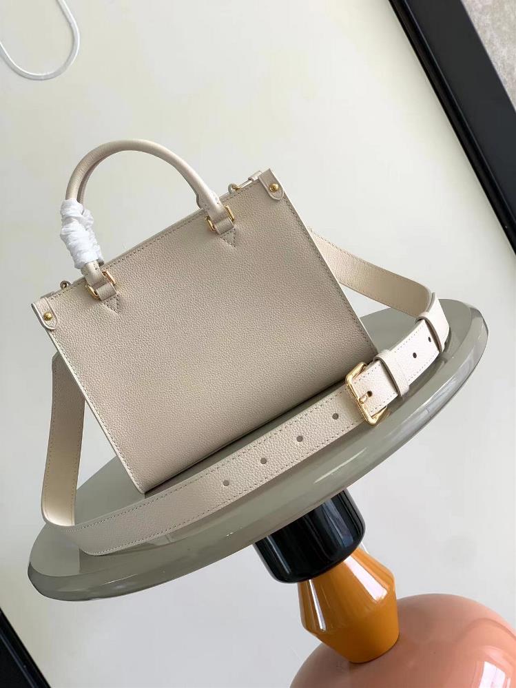 The M22311 full leather square bag series Lock Go handbag M23637 conveys a trendy style wi