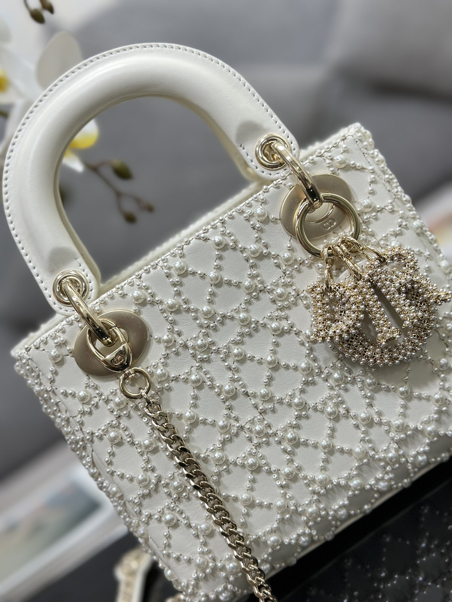 Lady Dior embroidered half a pearl in three squares with imported lamb tendons inside The hand