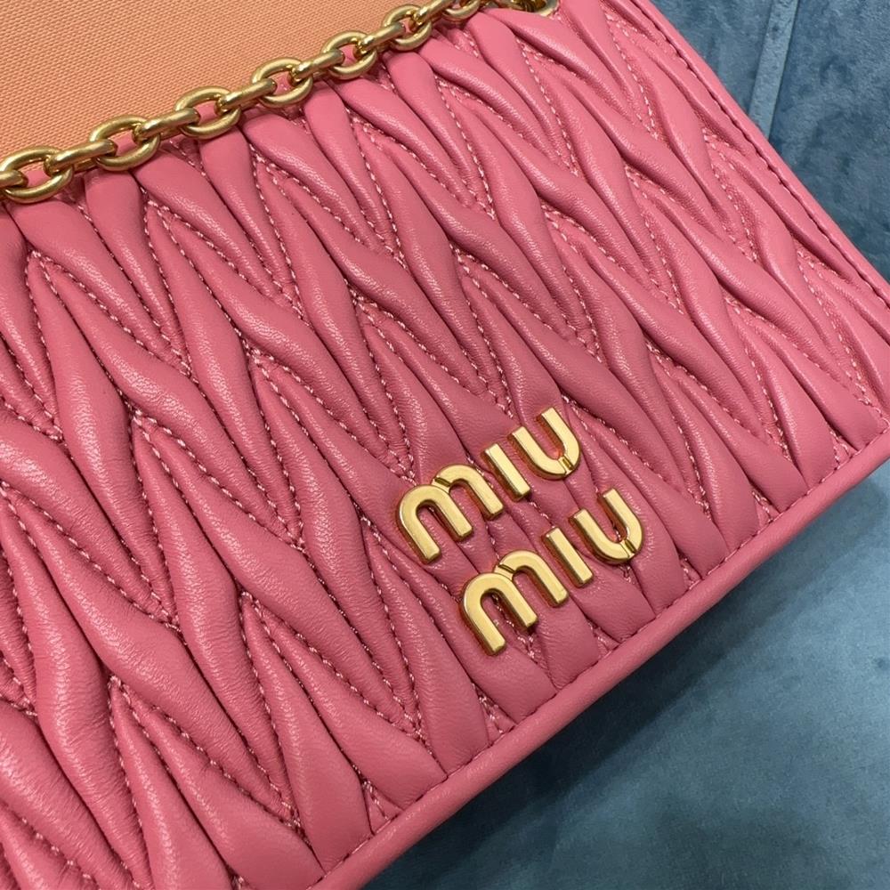 The miumiu familys new stock new soft sheepskin handbag features the classic 5BP065 logo