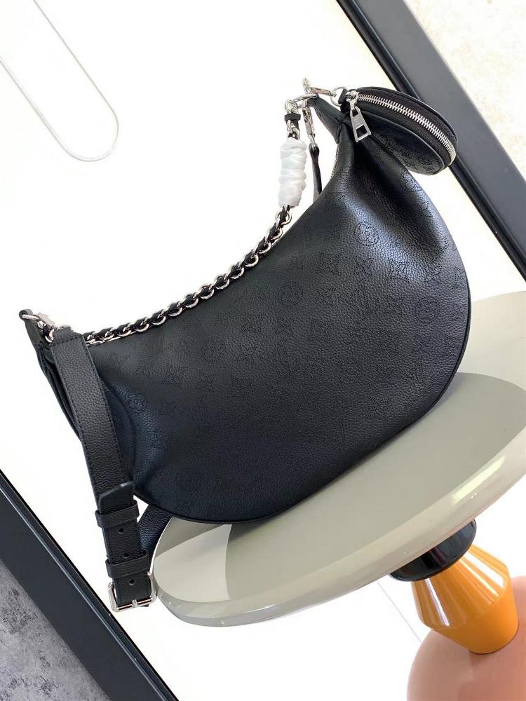 M22822The Baia medium size handbag is made of soft and pendulous perforated cowhide leather and is added to the Mahina series with a comfortable and