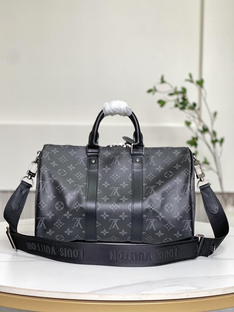 The LV bag M46655 Keepall Bandoulire is a timeless piece that exudes luxury and sophistica