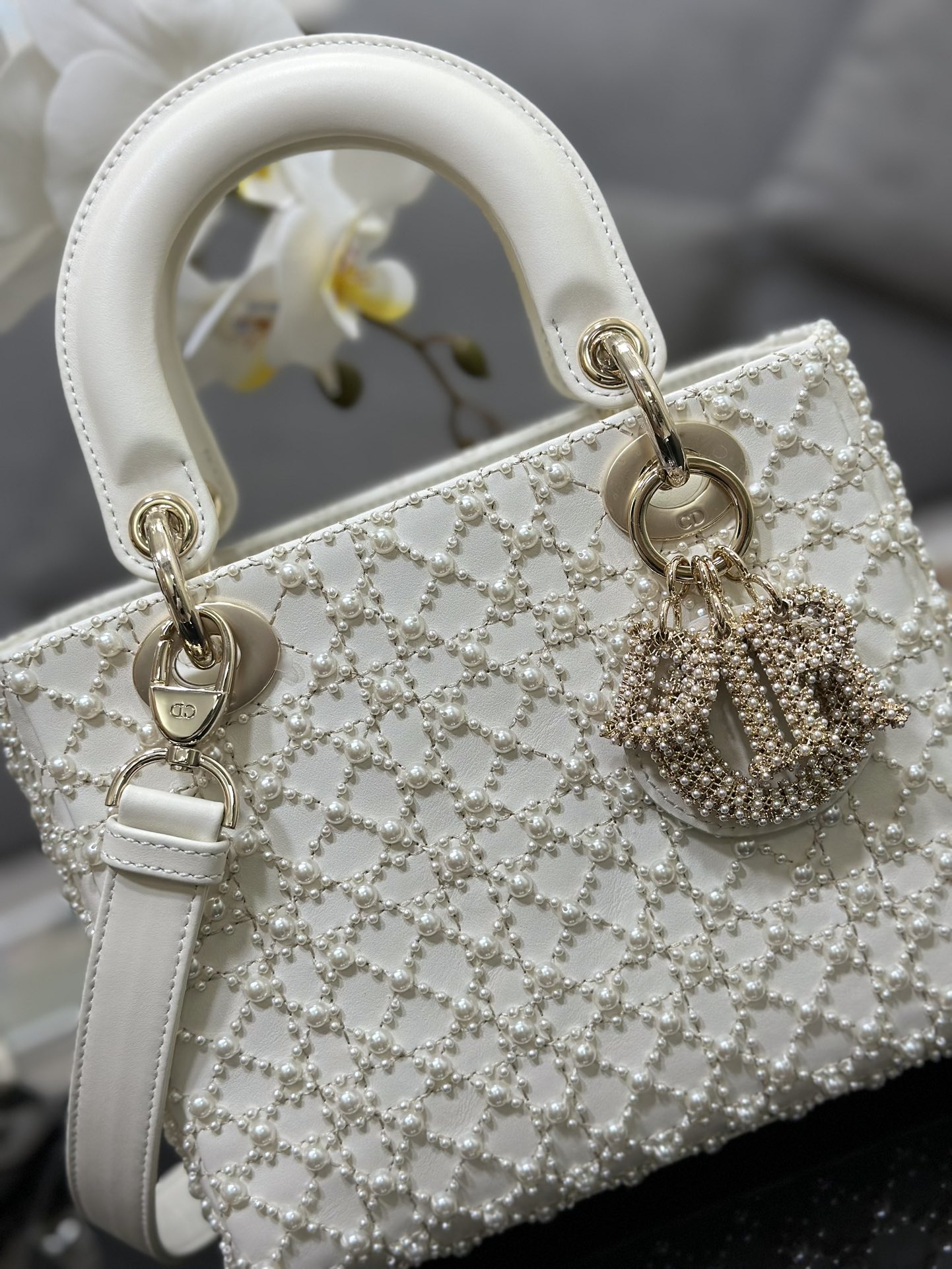 Lady Dior embroidered half a pearl in four squares with imported lamb tendons inside The handb