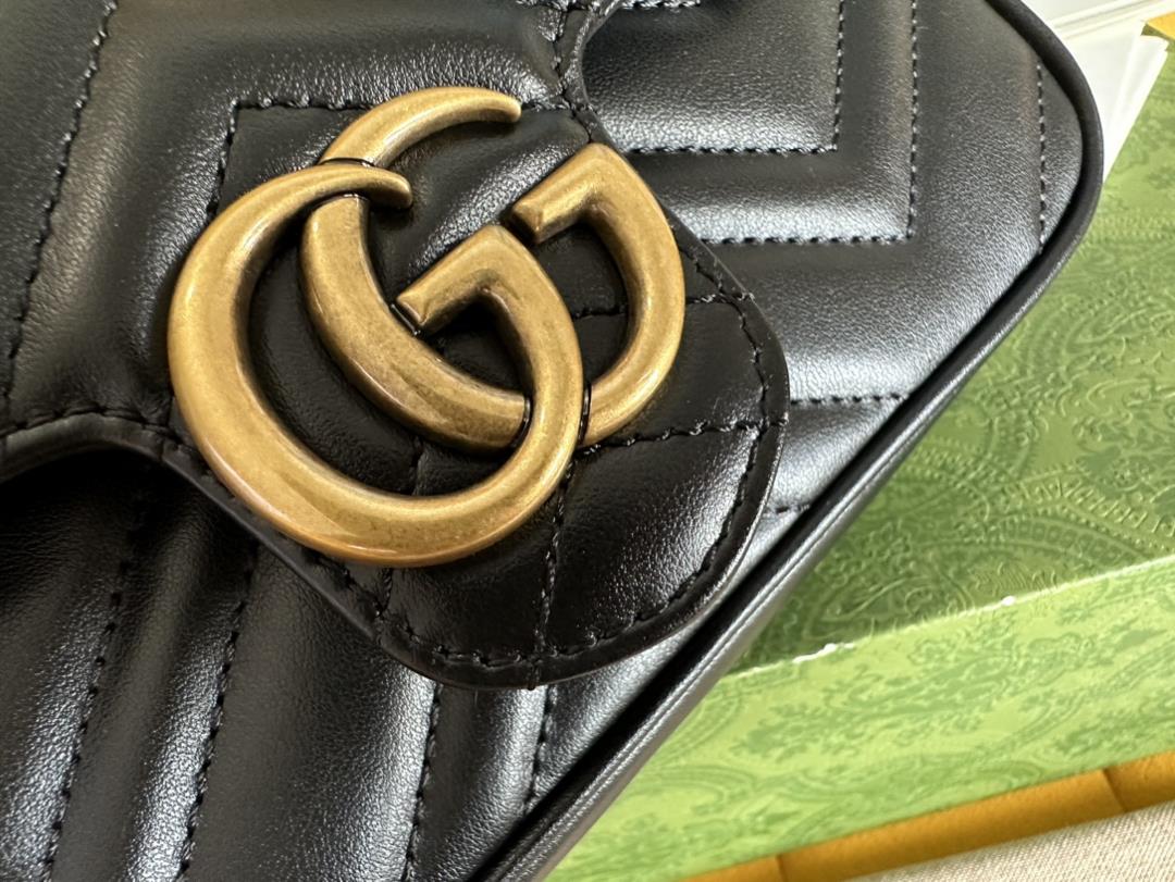 The original leather double G accessory design injects traditional essence into the brands mod