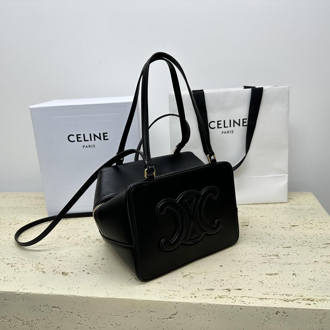 Celines new FOLDED CUBE smooth cow leather handbag lined with suede cow leather carrying shoul