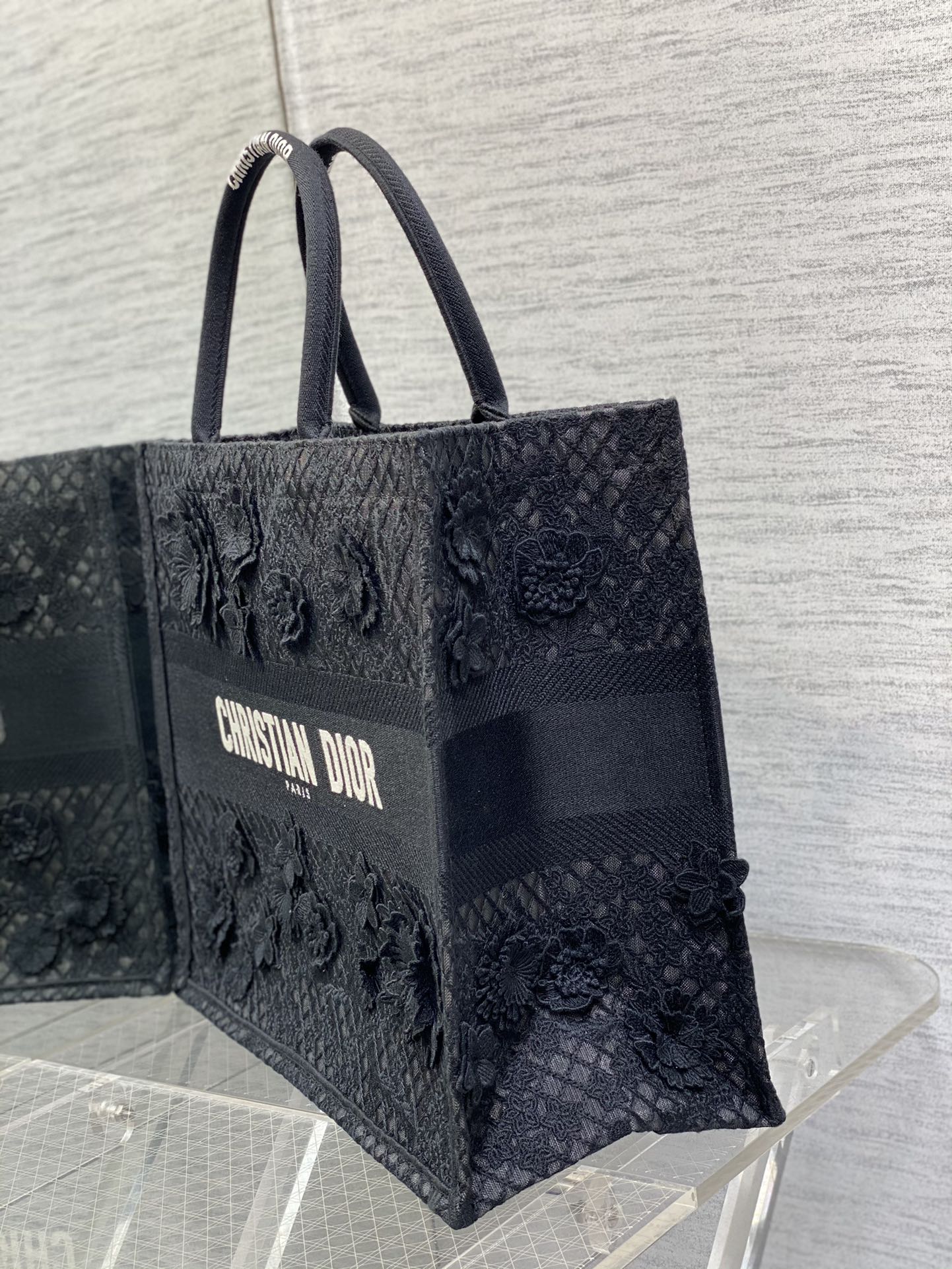 The latest pair of floral lace series has been shipped in a cool and refreshing mannerTotes la