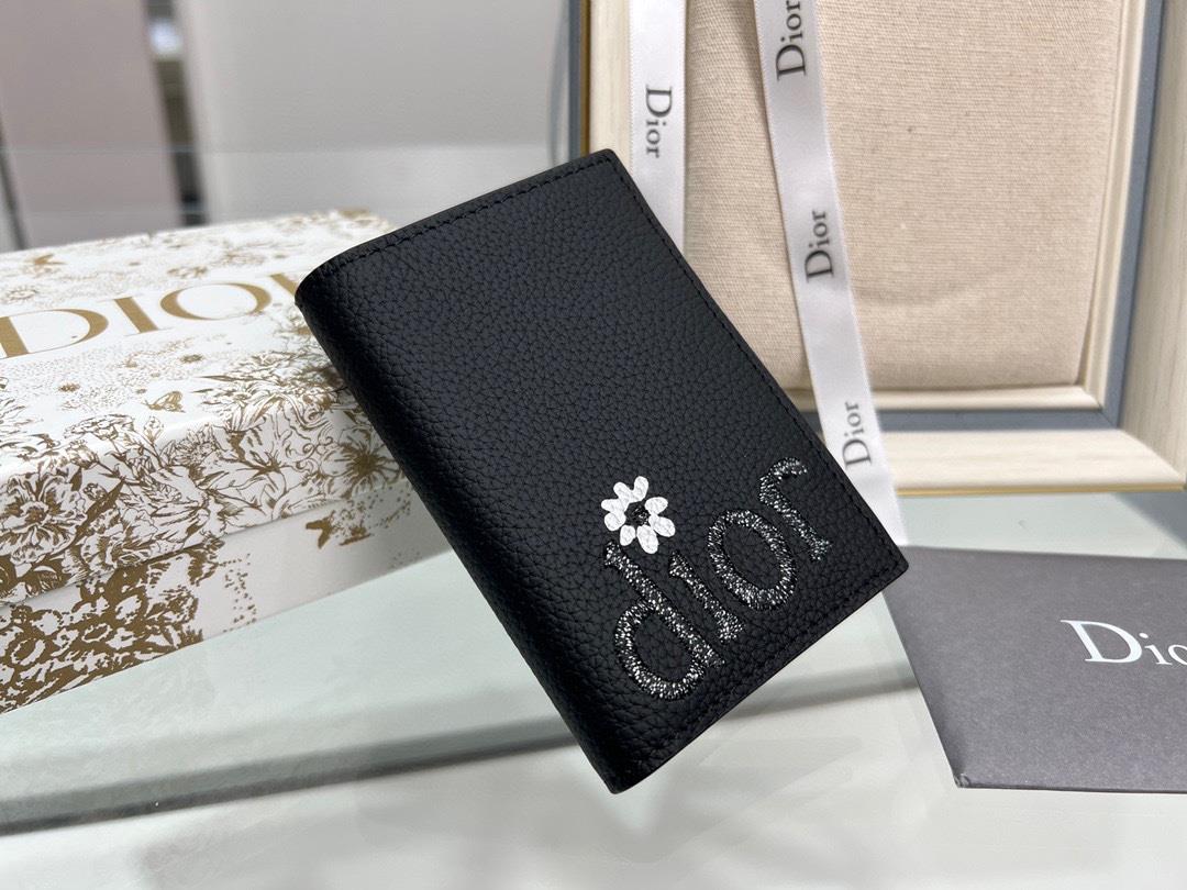 DIOR short clip This double fold clip is practical yet elegantThere are three card slots