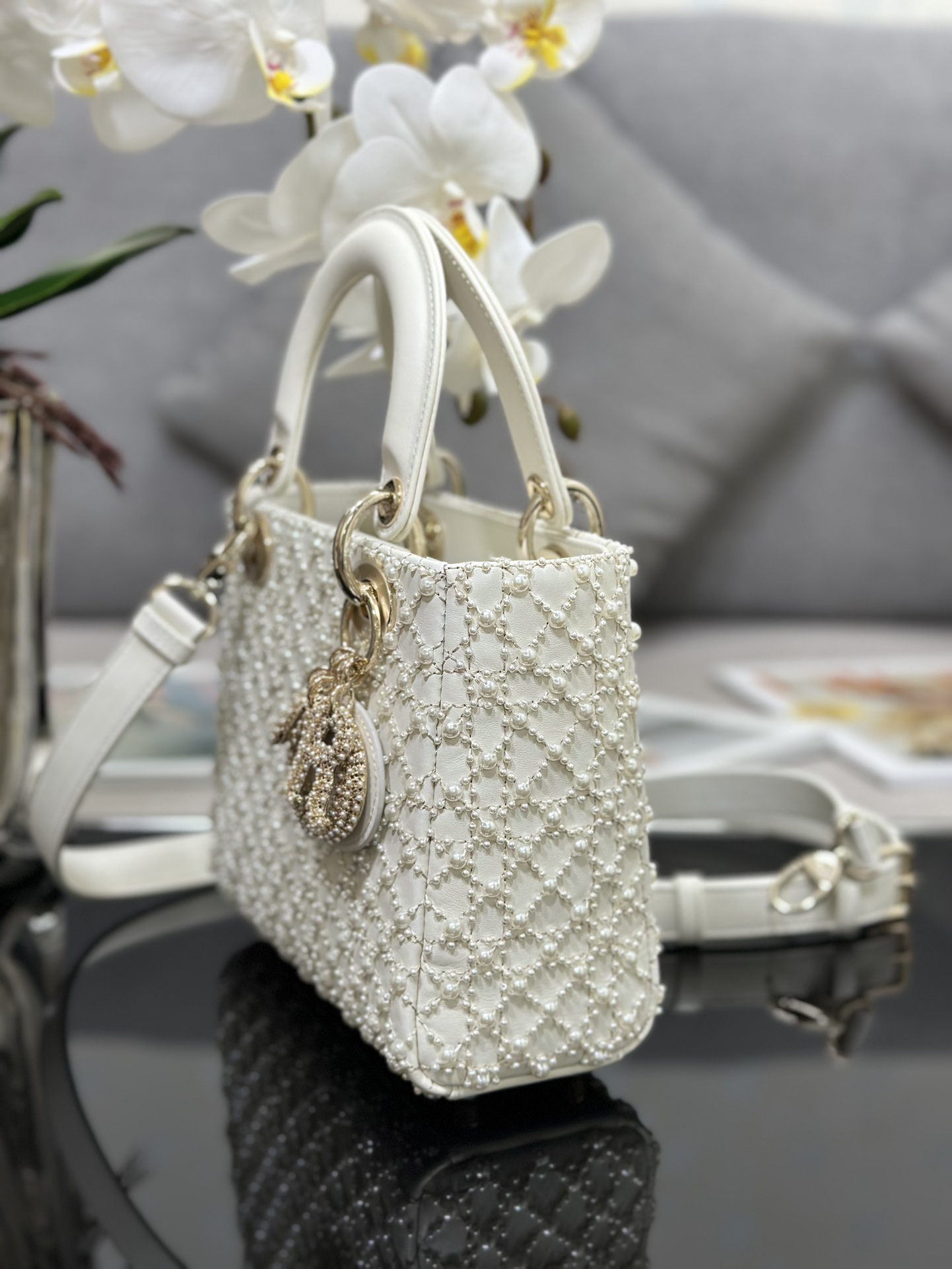 Lady Dior embroidered half a pearl in four squares with imported lamb tendons inside The handb