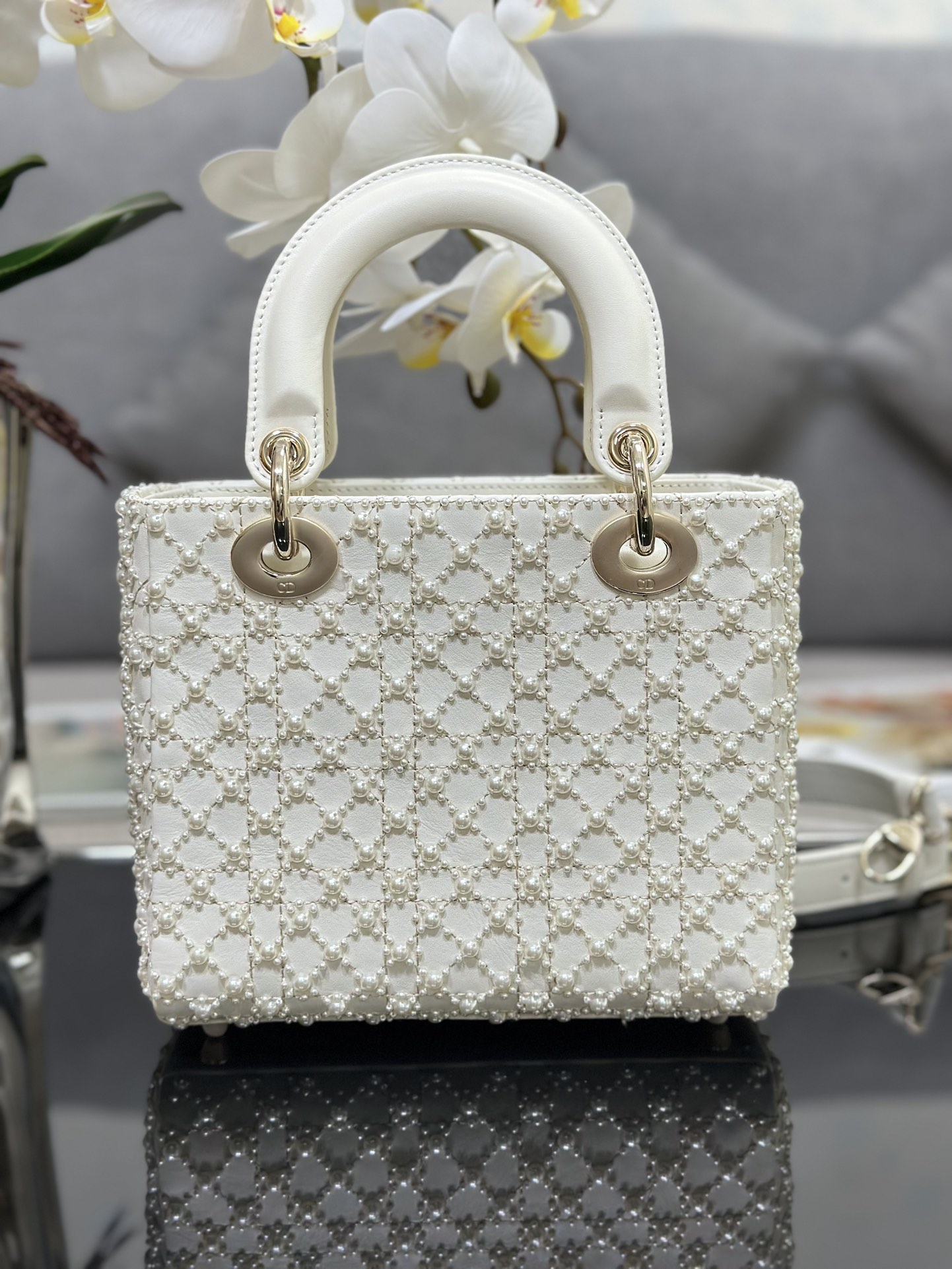 Lady Dior embroidered half a pearl in four squares with imported lamb tendons inside The handb