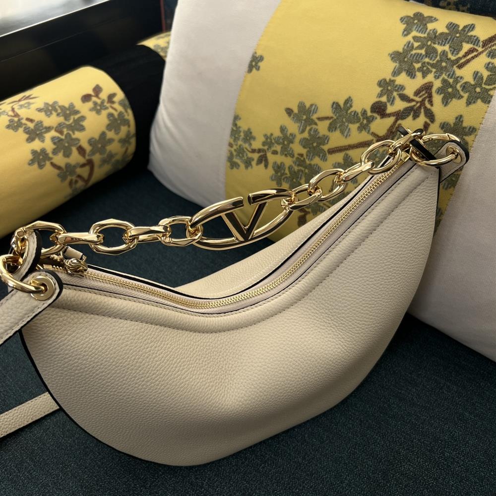 Valentino has always been synonymous with luxury and elegance and their 2081A Litchi grai