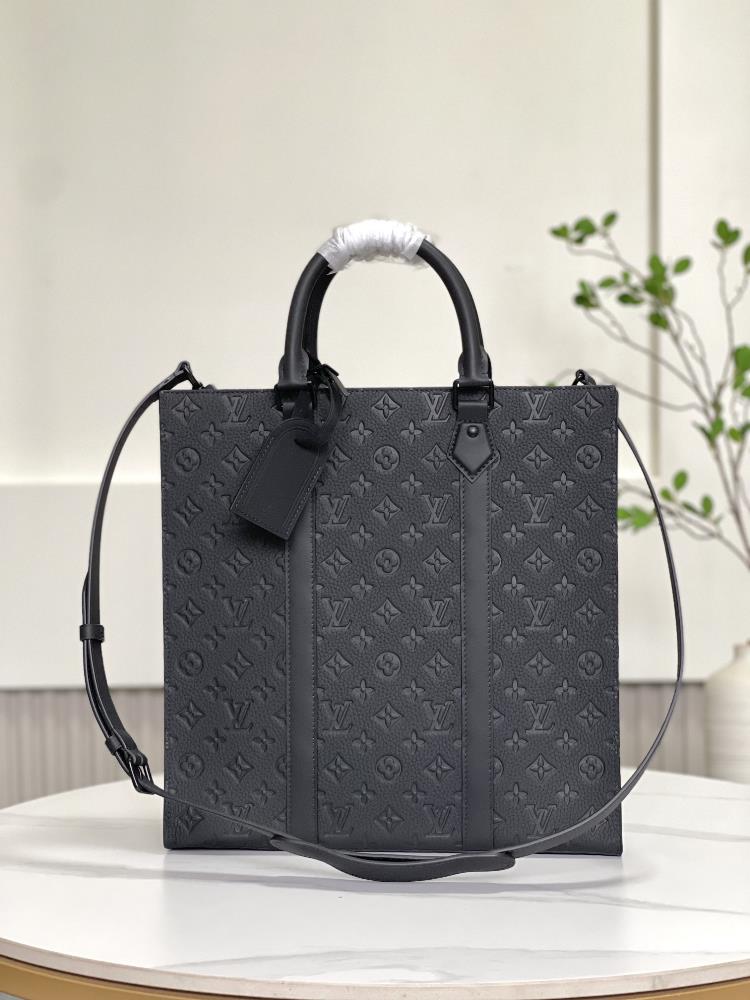 M21866 This Sac Plat hand bag material is made of Monogram patterned Taurillon leather The leather features straight lines sharp edges and corners