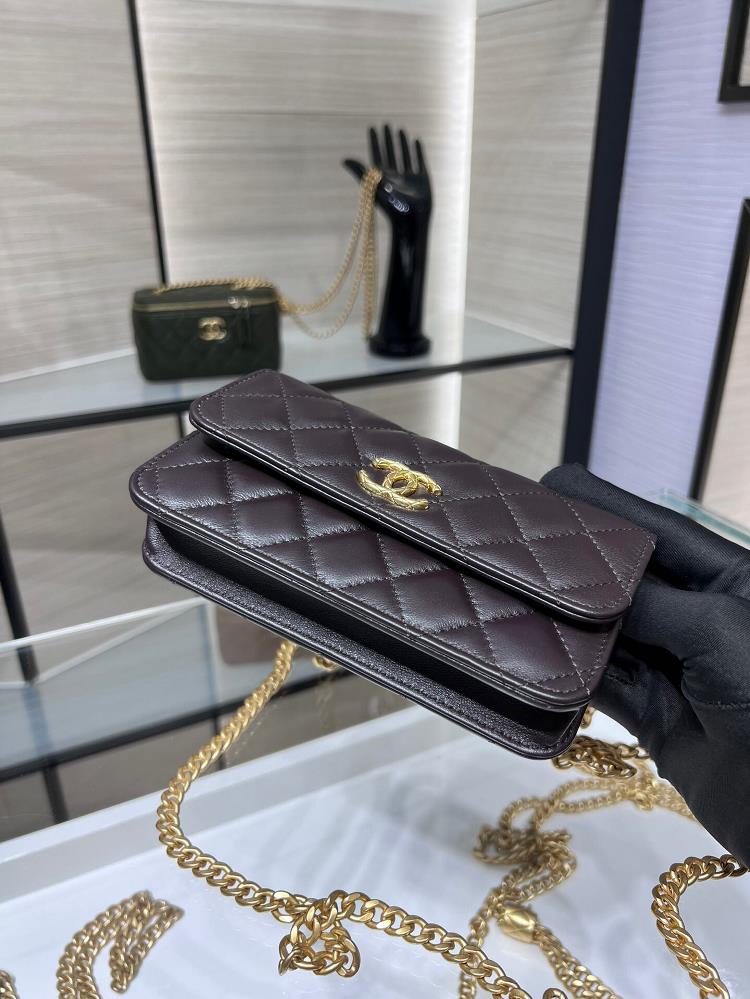 When paired with a matching phone bag the Chanel bag AP3047Y becomes the ultimate accesso