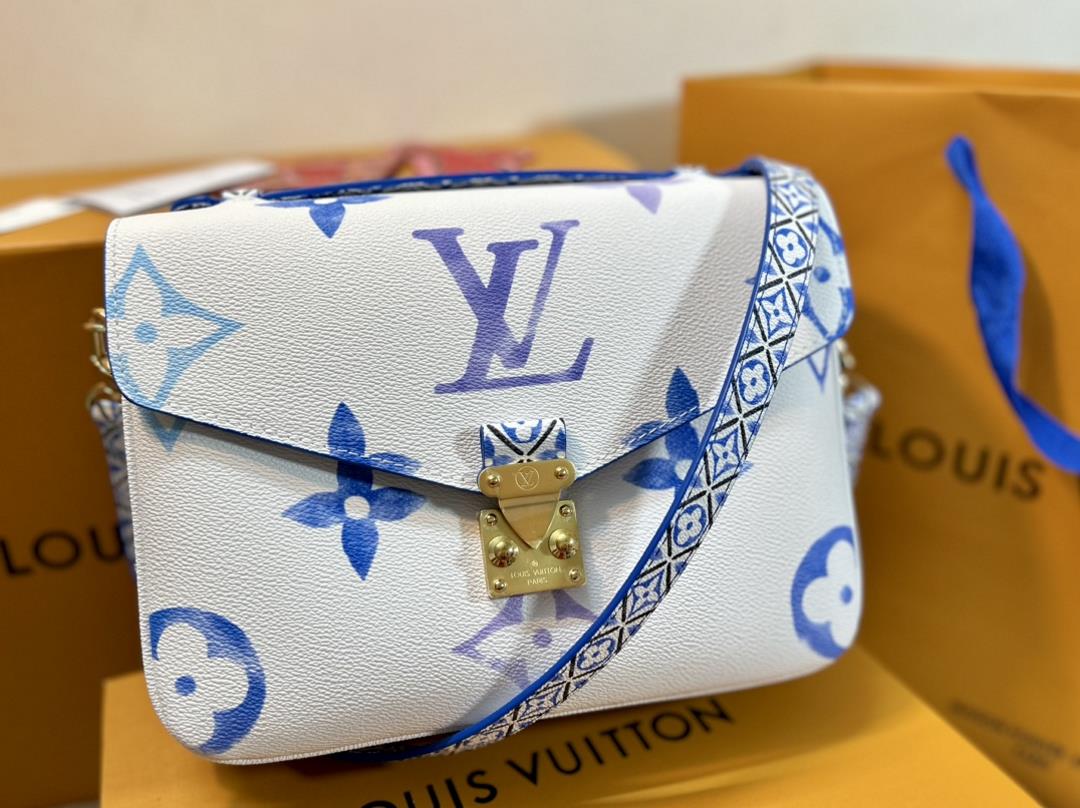 The M23055 Blueprint Pochette Metis handbag features canvas to highlight the watercolor effect of LV