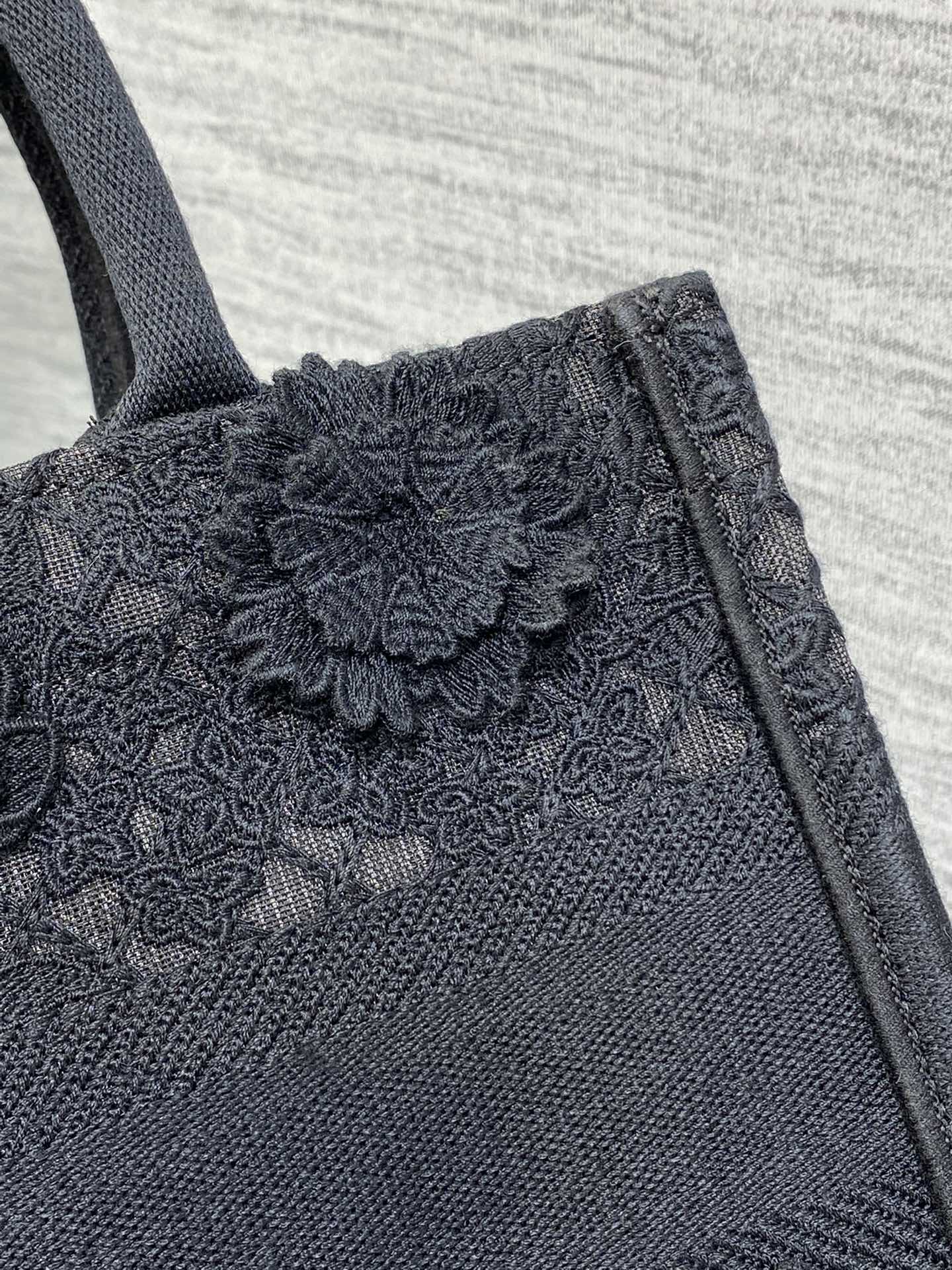 The latest pair of floral lace series has been shipped in a cool and refreshing mannerTotes la