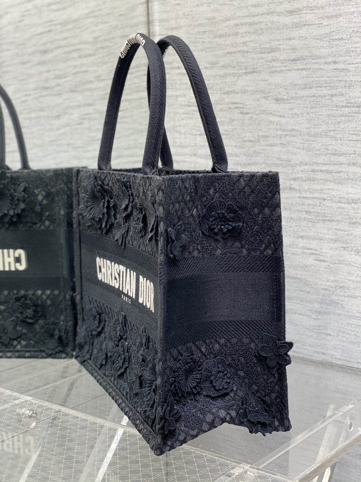 The latest pair of floral lace series has been shipped in a cool and refreshing mannerTote med