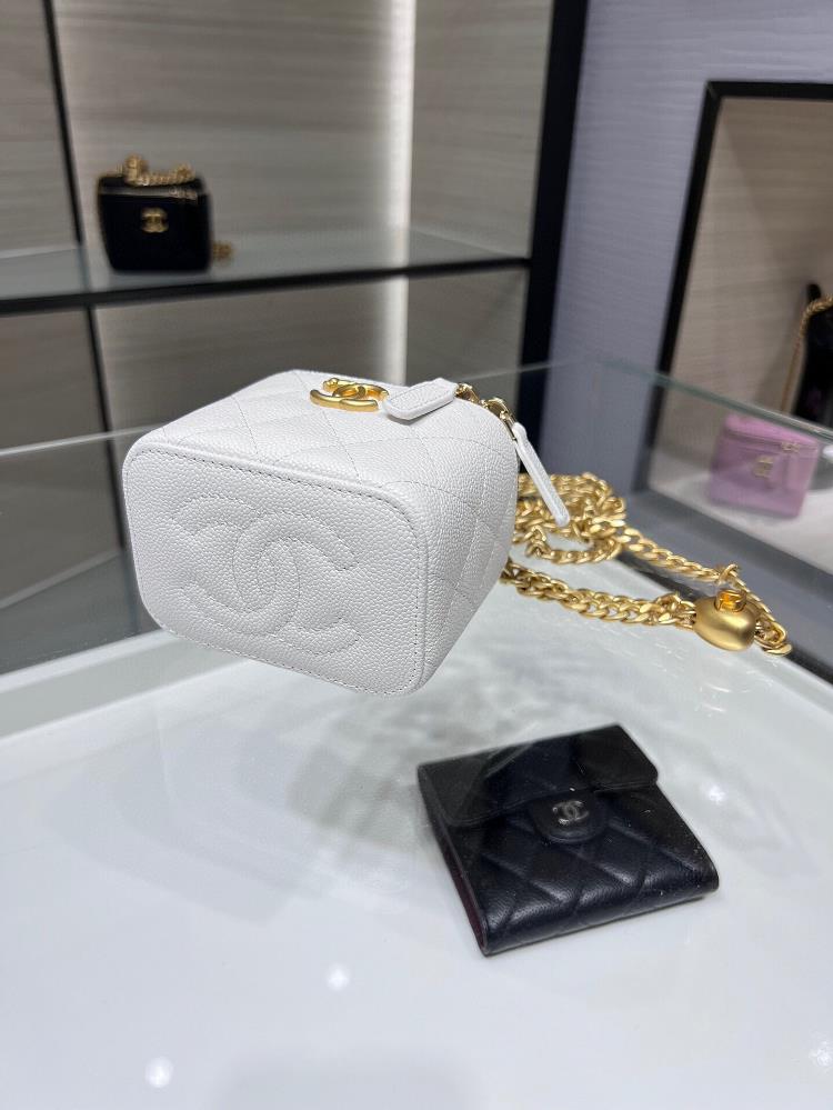 While the Chanel bag AP3203Y may be a highly soughtafter fashion item it has the ability