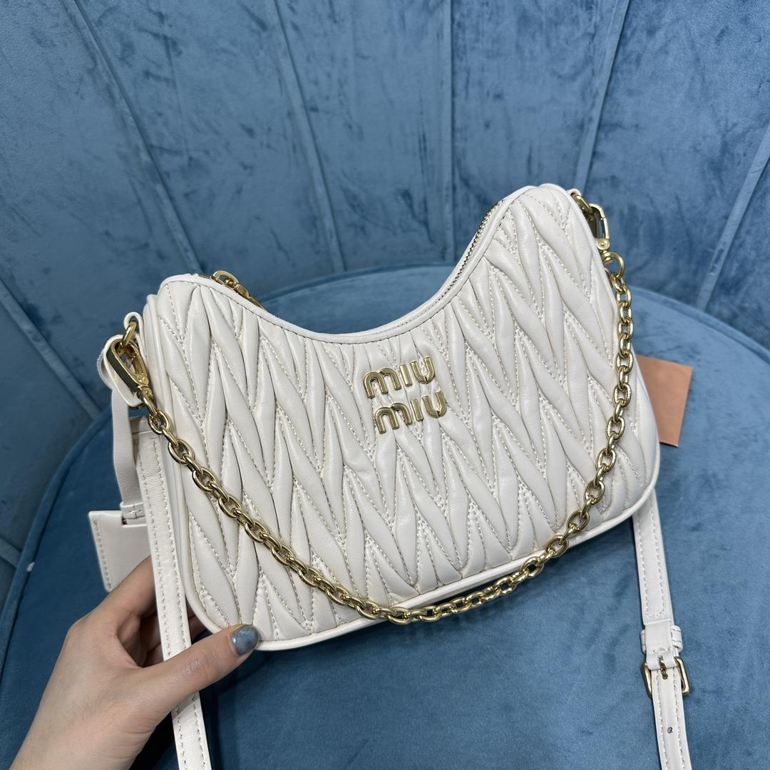 M family5BH211 New Miumiu Pleated Chain Bag This brand new soft sheepskin shoulder bag fea