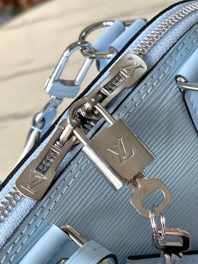 M22357 Sky BlueThis Alma BB handbag features the iconic texture of Epi leather accentuate