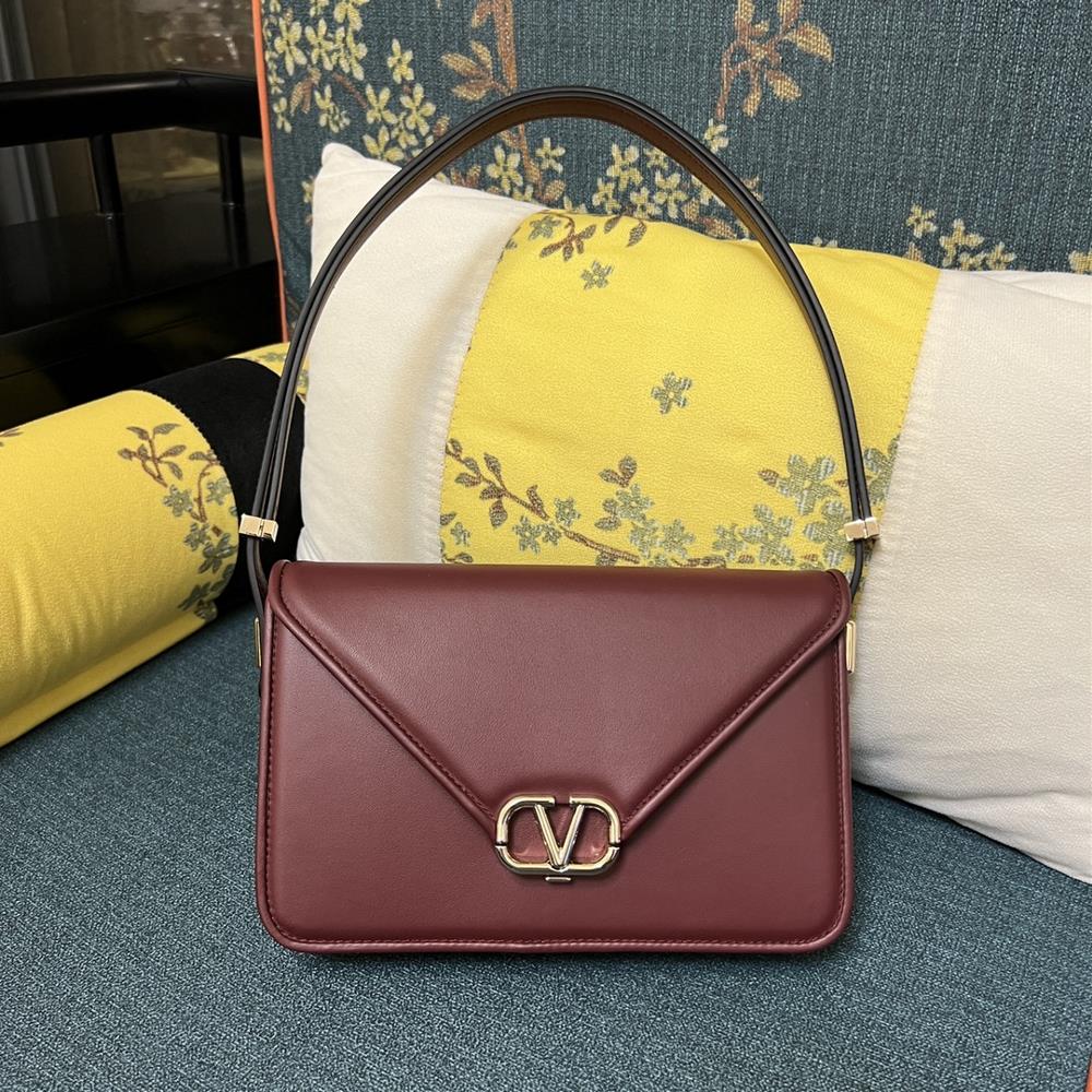 Model 1050L LargeGARAVANI LETTER large calf leather handbag with VLOGO SIGNATURE snap closure Thanks to the adjustable shoulder strap design this ha