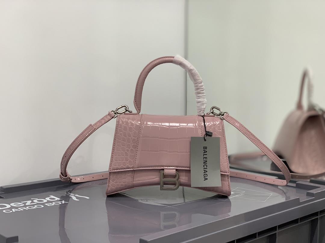 2023 Carmine CrocodileThe hourglass bag that you have asked me N times is comingBalenciags heavyweig