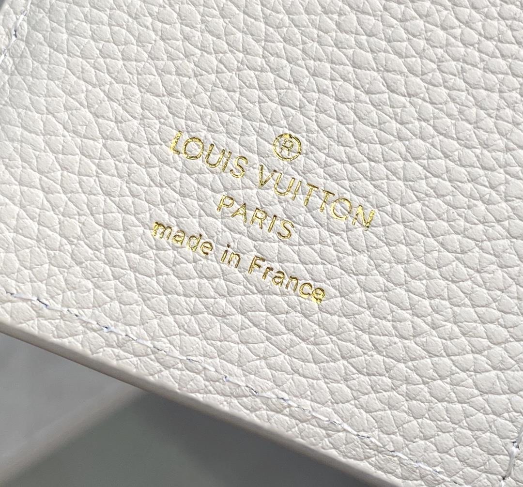 The M81927 white silk printed Cla wallet is made of Monogram Imprente soft grain cowhide a