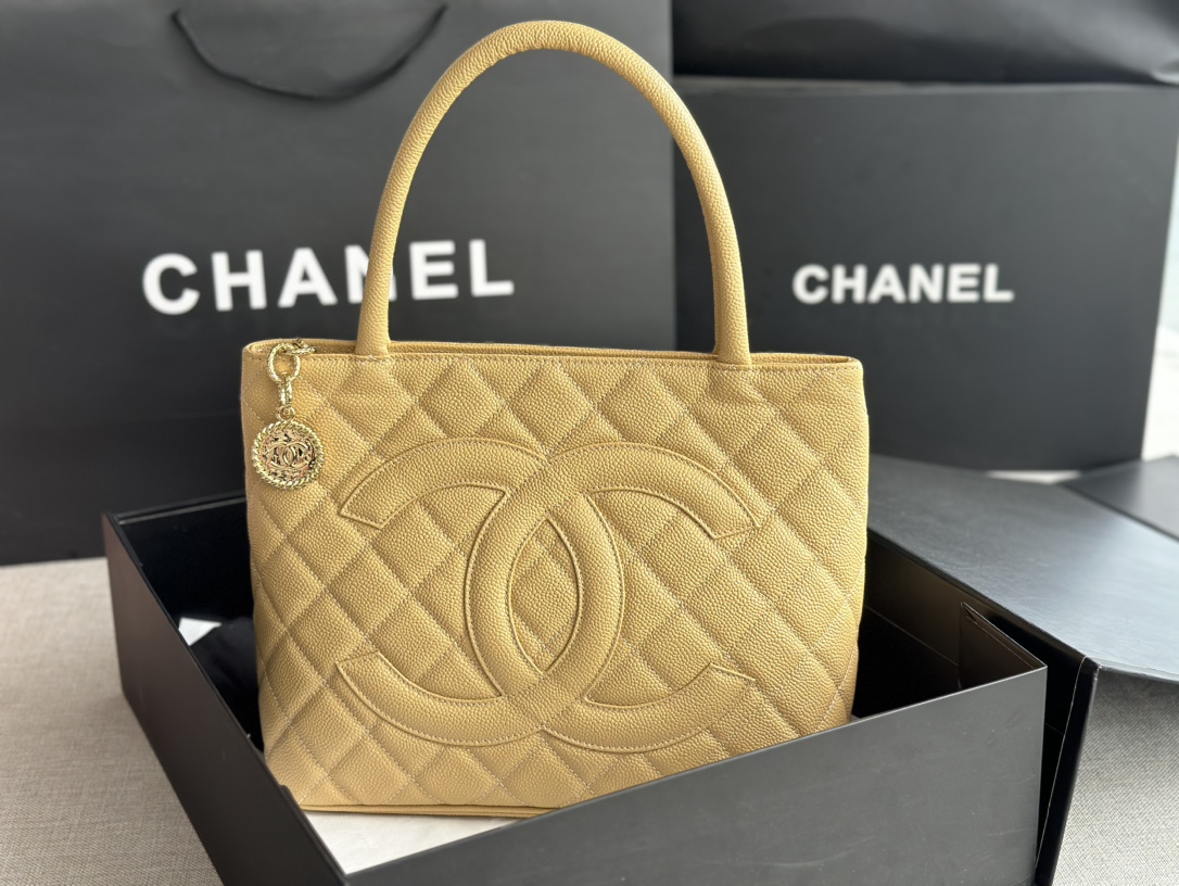 CHANEL model AS1804, 2022, the all-new Ultimate Edition, recreates the classic Vintagep Hilton