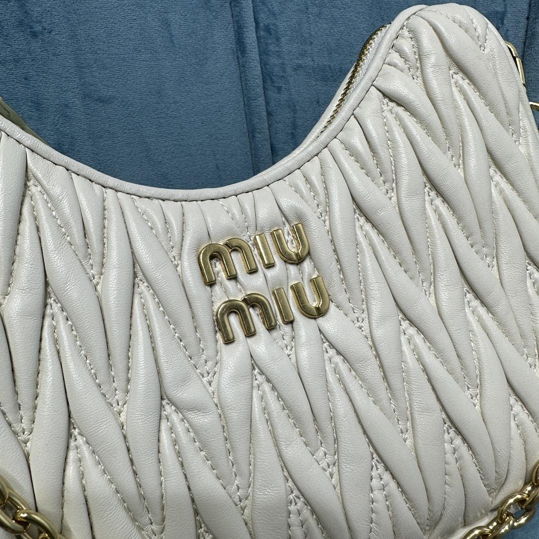 M family5BH211 New Miumiu Pleated Chain Bag This brand new soft sheepskin shoulder bag fea